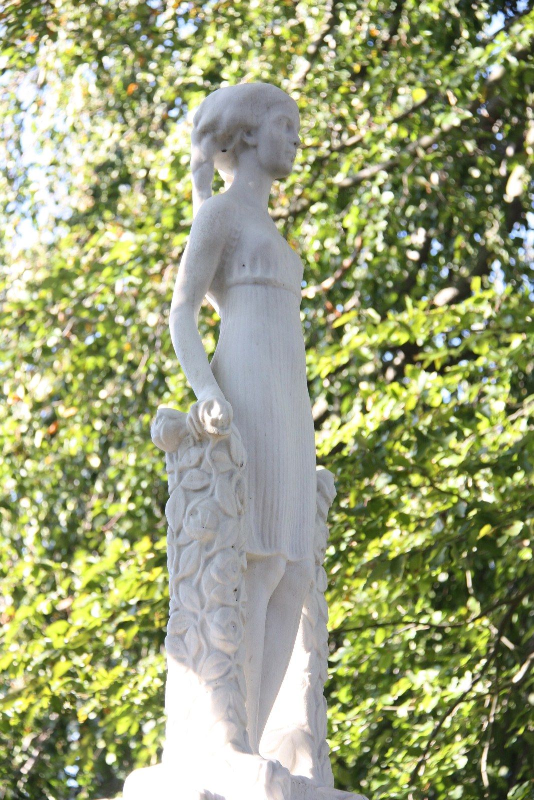 Skulptur am Grabmal von Detlev von Liliencron – Rahlstedt Friedhof